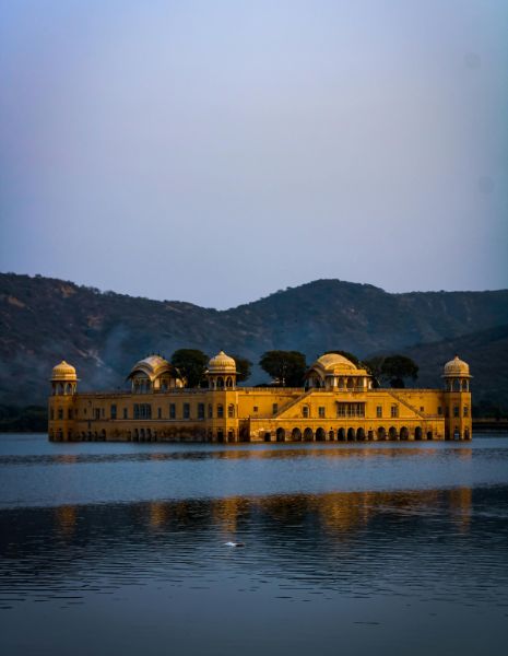 Discover the Floating Beauty of Jaipur!